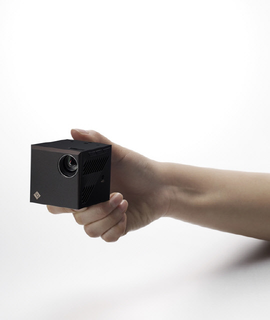 SK텔레콤의 초소형 프로젝터인 스마트빔이 'CES(국제가전전시회)' 2개 부문에서 2년 연속으로 혁신상을 수상했다고 11일 전했다.      CES 혁신상은 그해 새로 출시되거나 출시 예정인 가전제품을 대상으로 미국산업디자이너학회와 미국가전협회의 전문가들이 기술력·디자인·고객 가치 등의 혁신성을 평가해 선정하는 상이다. 사진은 이번에 수상한 UO스마트빔레이저NX.